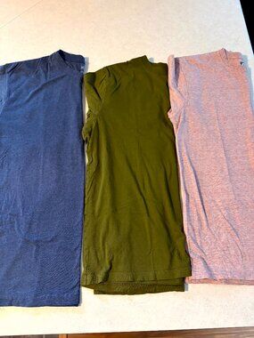 Lot of three men's large short sleeve T-shirts Blue, green, Pink